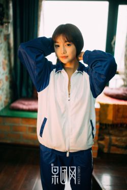 一边舔一边插两个人一起高潮淫舌入洞